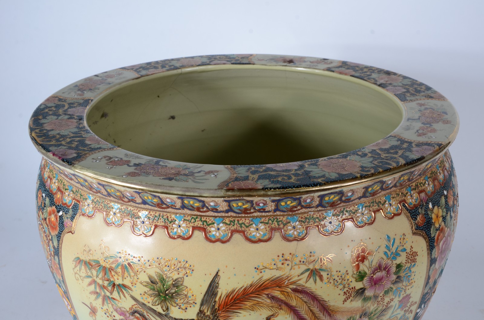 Cachepot de porcelana oriental decorado com pássaros e flores em... - foto 2 de 6