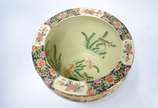 Cachepot de porcelana oriental decorado com pás... - Cachepot de porcelana oriental decorado com pássaros e flores em policromia (fio de cabelo na parte interna).