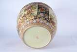 Cachepot de porcelana oriental decorado com pás... - Cachepot de porcelana oriental decorado com pássaros e flores em policromia (fio de cabelo na parte interna).