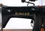 Singer,  - Máquina de costura no estojo. Desgastes.