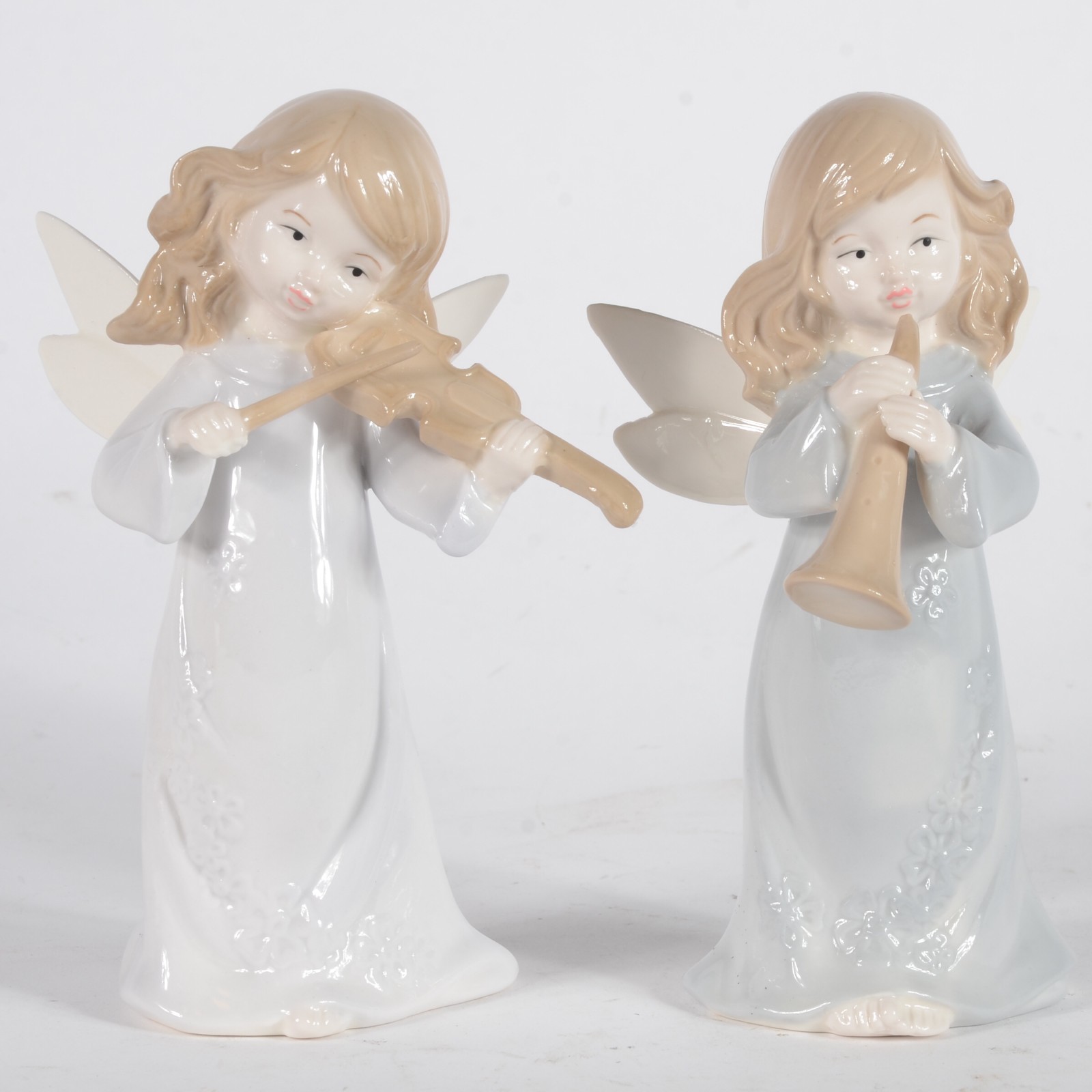 Duas esculturas de porcelana policromada representando anjos musicos. - foto 1 de 5