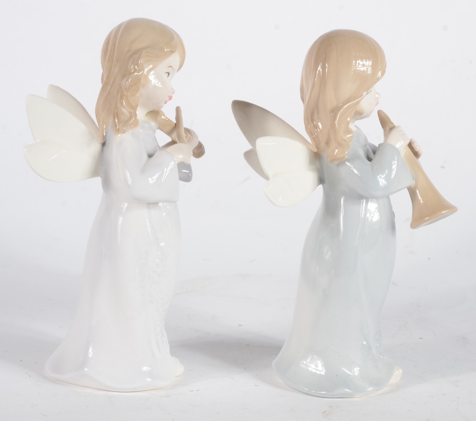 Duas esculturas de porcelana policromada representando anjos musicos. - foto 2 de 5