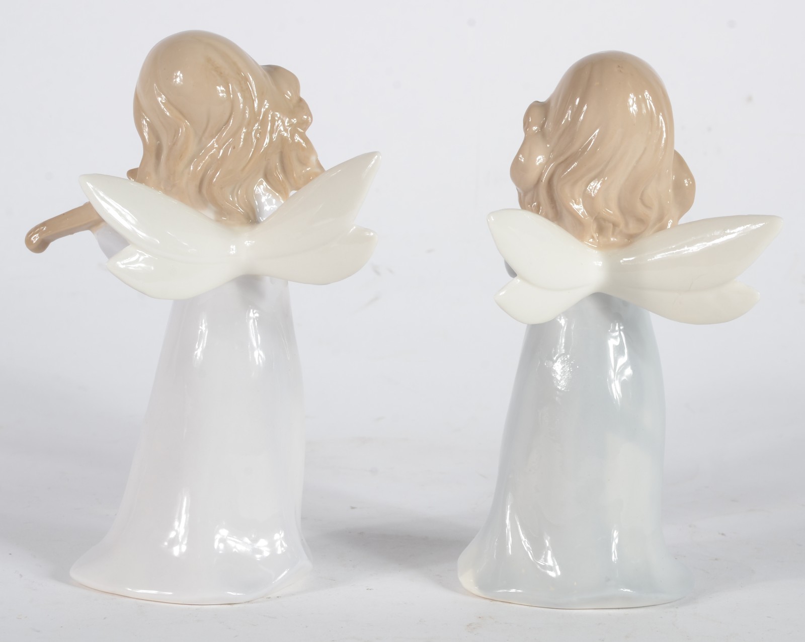 Duas esculturas de porcelana policromada representando anjos musicos. - foto 3 de 5