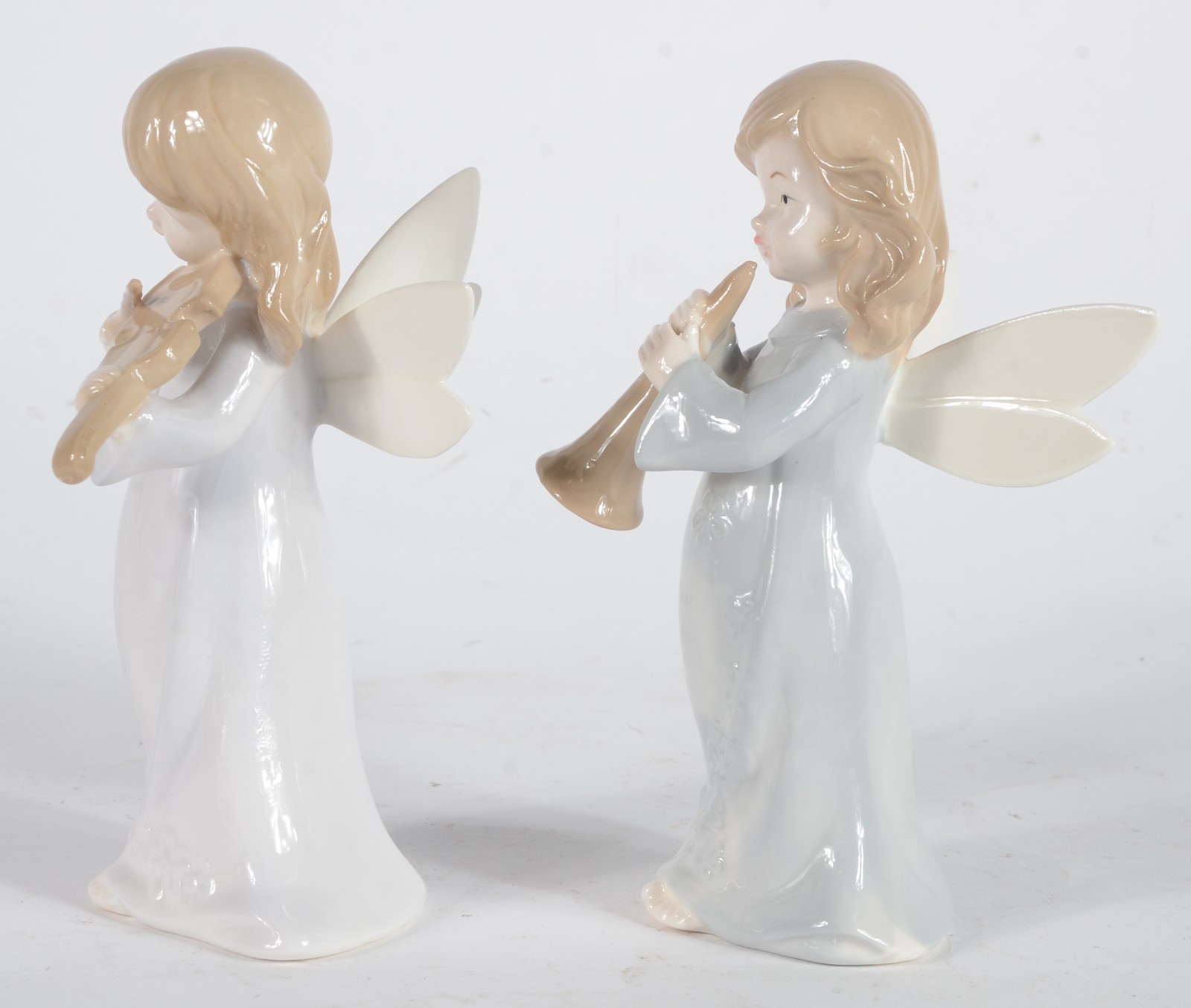 Duas esculturas de porcelana policromada representando anjos musicos. - foto 4 de 5
