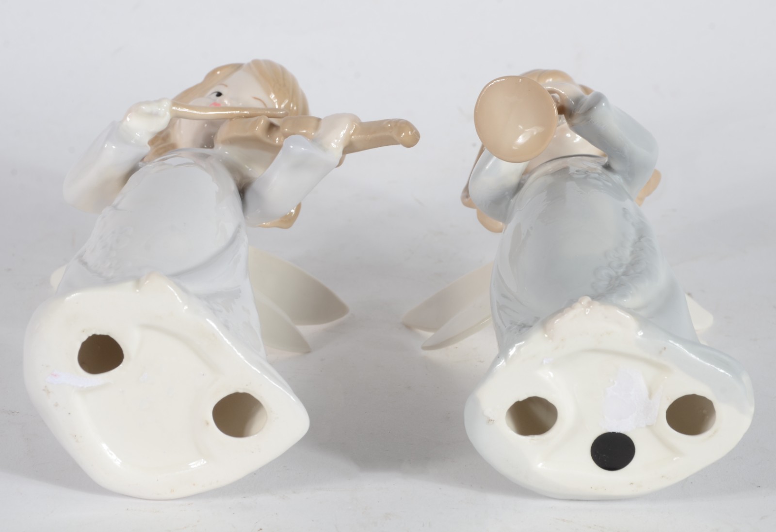 Duas esculturas de porcelana policromada representando anjos musicos. - foto 5 de 5