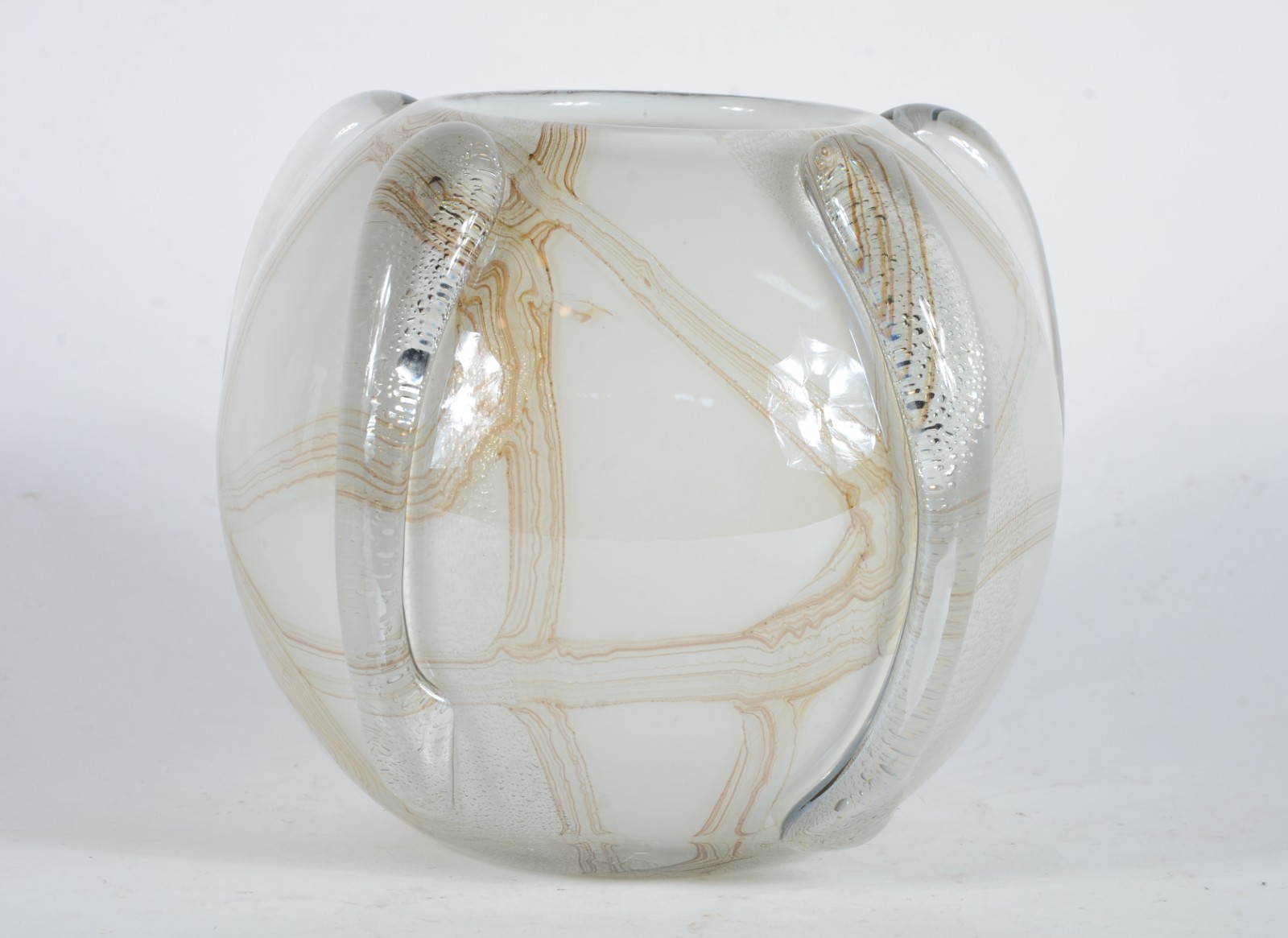 Vaso de vidro decorativo branco com detalhes em relevo. - foto 1 de 4