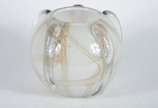 Vaso de vidro decorativo branco com detalhes em... - Vaso de vidro decorativo branco com detalhes em relevo.