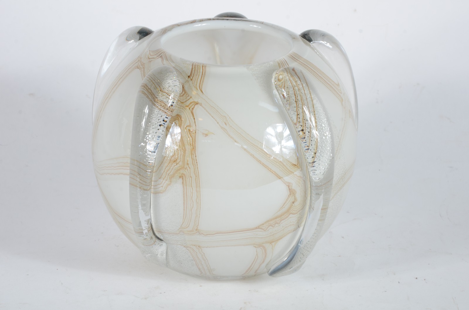 Vaso de vidro decorativo branco com detalhes em relevo. - foto 2 de 4