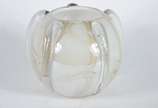 Vaso de vidro decorativo branco com detalhes em... - Vaso de vidro decorativo branco com detalhes em relevo.