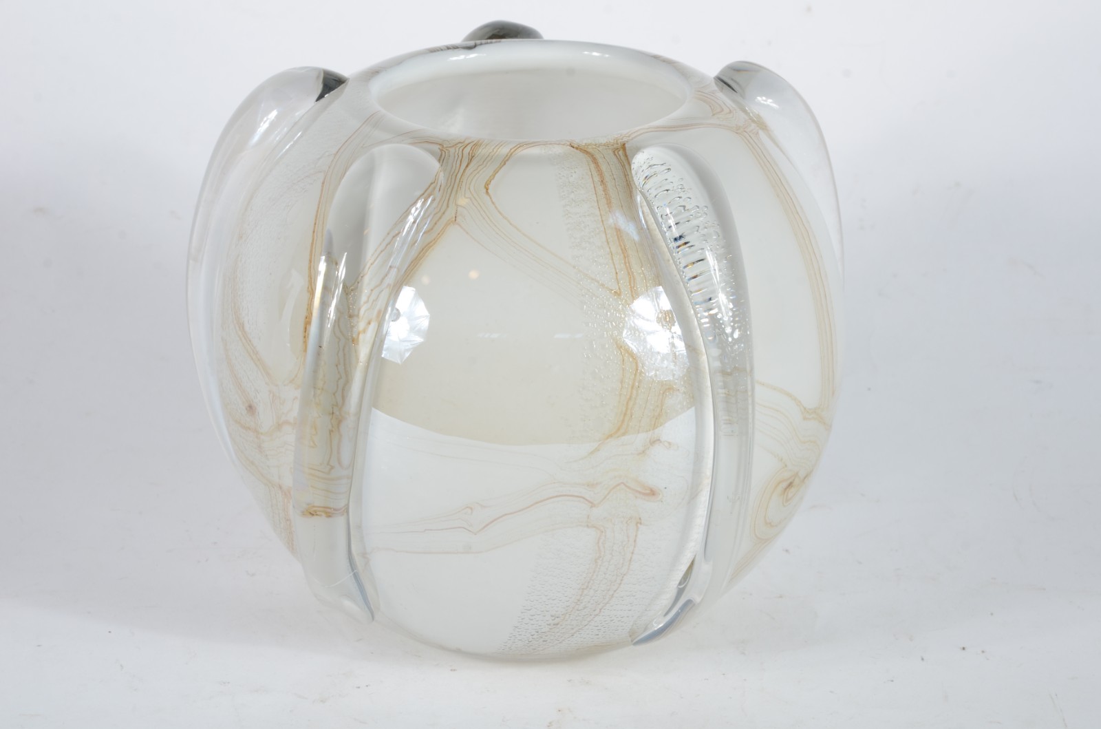 Vaso de vidro decorativo branco com detalhes em relevo. - foto 3 de 4