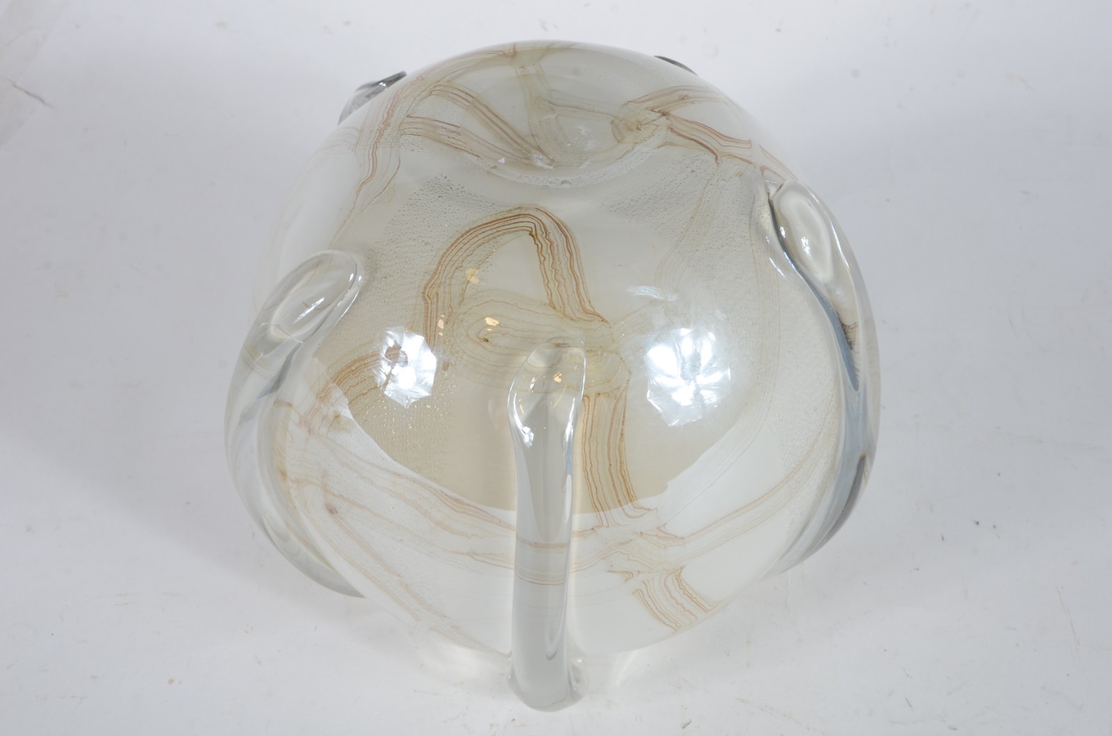 Vaso de vidro decorativo branco com detalhes em relevo. - foto 4 de 4