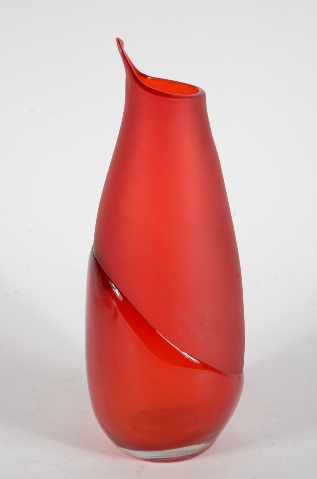 Vaso de vidro decorativo vermelho com detalhe fosco. - foto 2 de 8