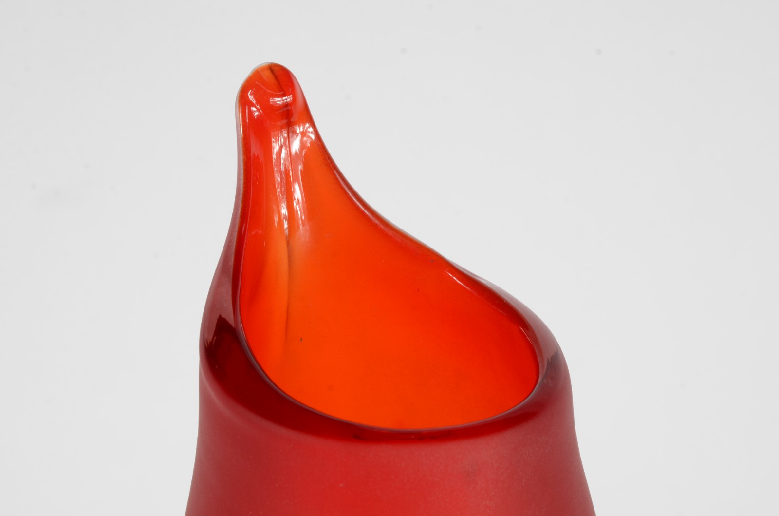 Vaso de vidro decorativo vermelho com detalhe fosco. - foto 3 de 8