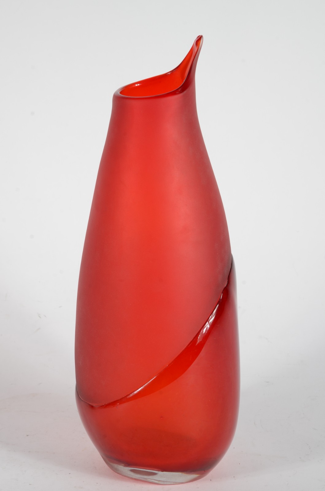 Vaso de vidro decorativo vermelho com detalhe fosco. - foto 5 de 8