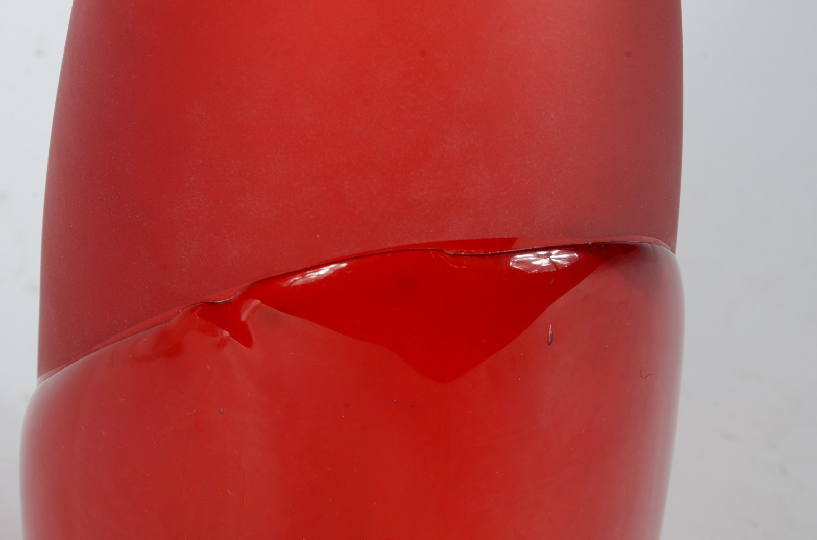 Vaso de vidro decorativo vermelho com detalhe fosco. - foto 6 de 8