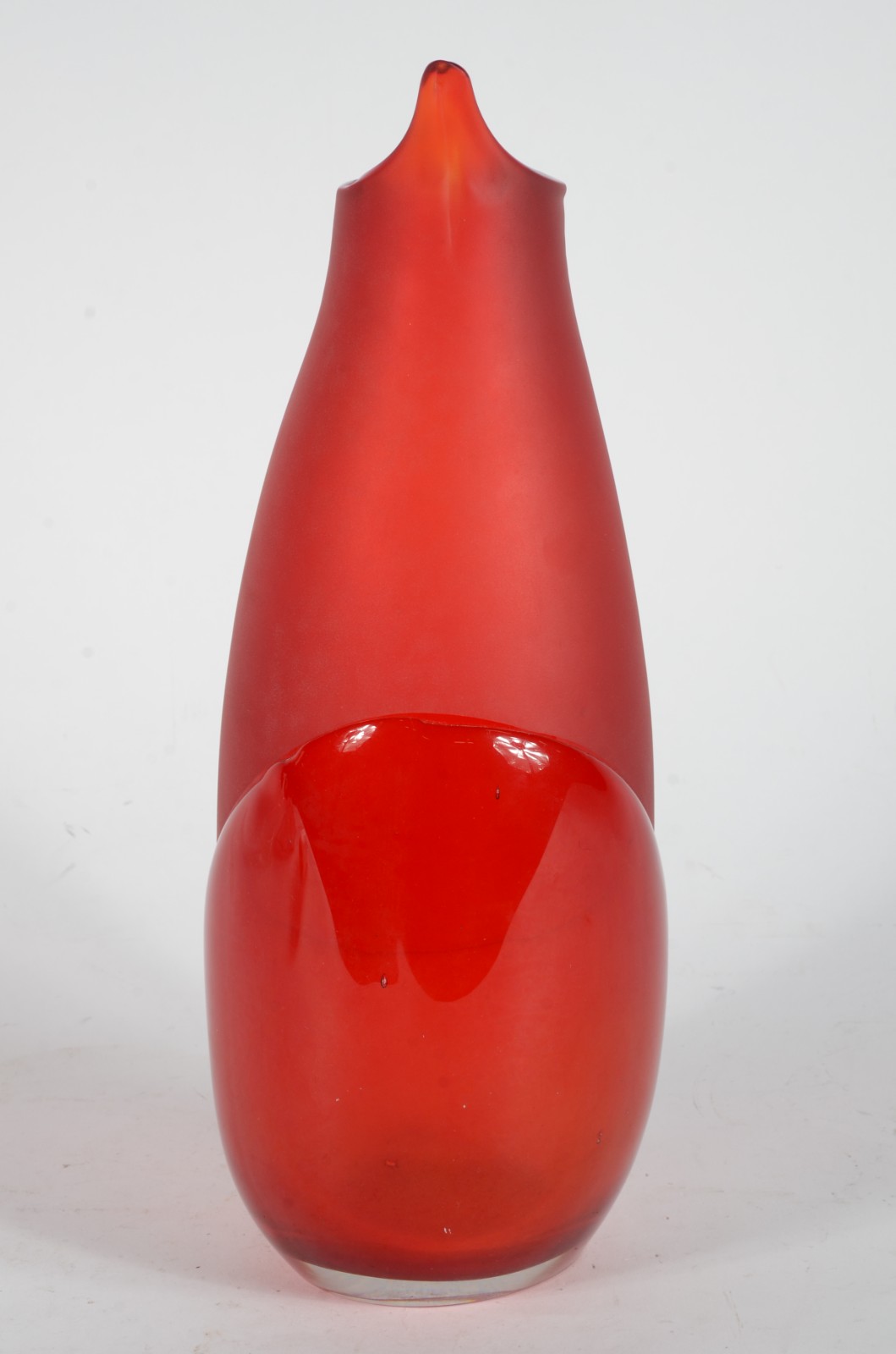 Vaso de vidro decorativo vermelho com detalhe fosco. - foto 7 de 8