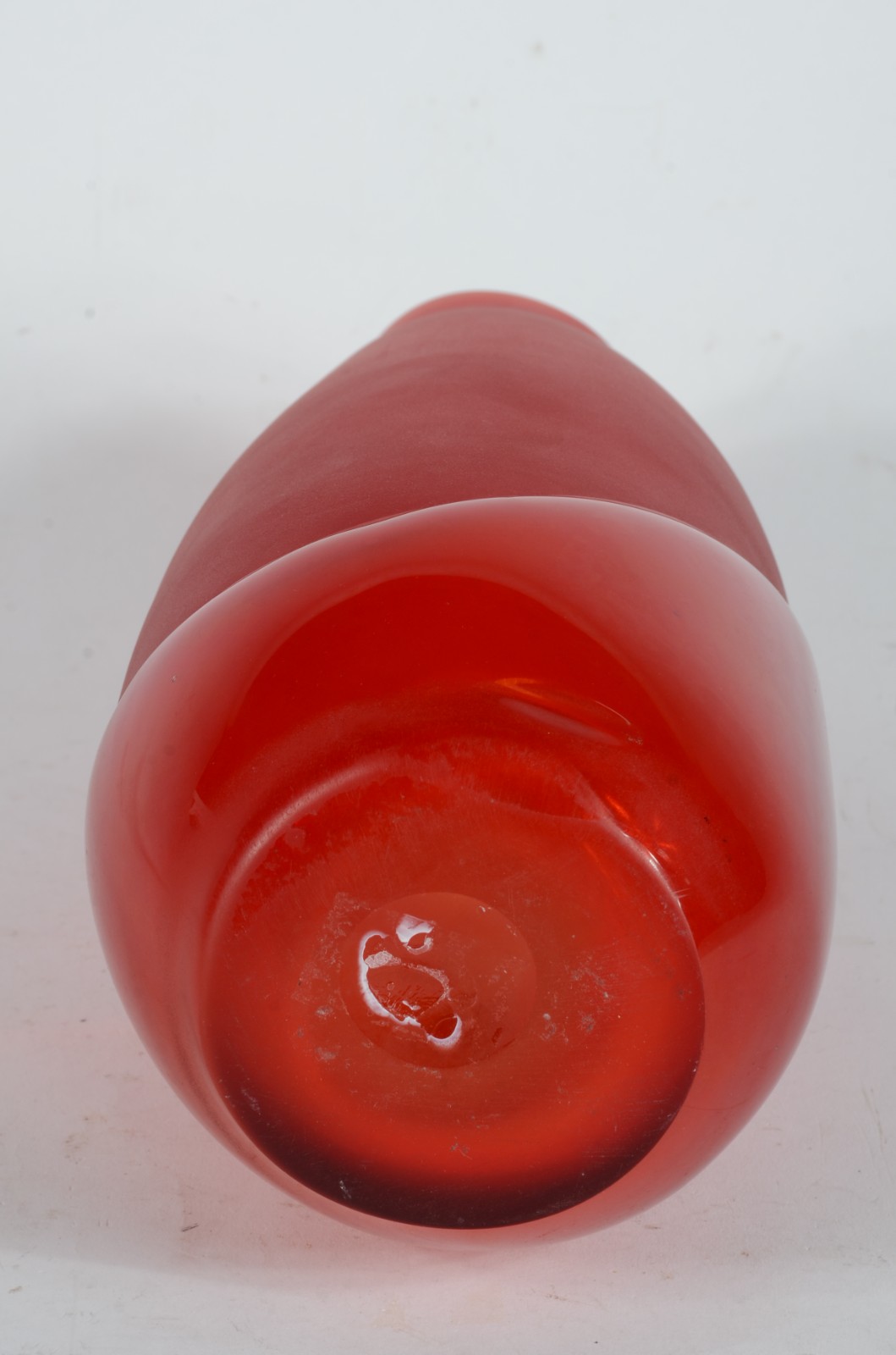 Vaso de vidro decorativo vermelho com detalhe fosco. - foto 8 de 8