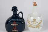 Duas garrafas de porcelana de Whisky  "Buchanan... - Duas garrafas de porcelana de Whisky  "Buchanan's 15 anos" e Mackinlays. Rolhas de cortiça estão quebradas.