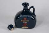 Duas garrafas de porcelana de Whisky  "Buchanan... - Duas garrafas de porcelana de Whisky  "Buchanan's 15 anos" e Mackinlays. Rolhas de cortiça estão quebradas.