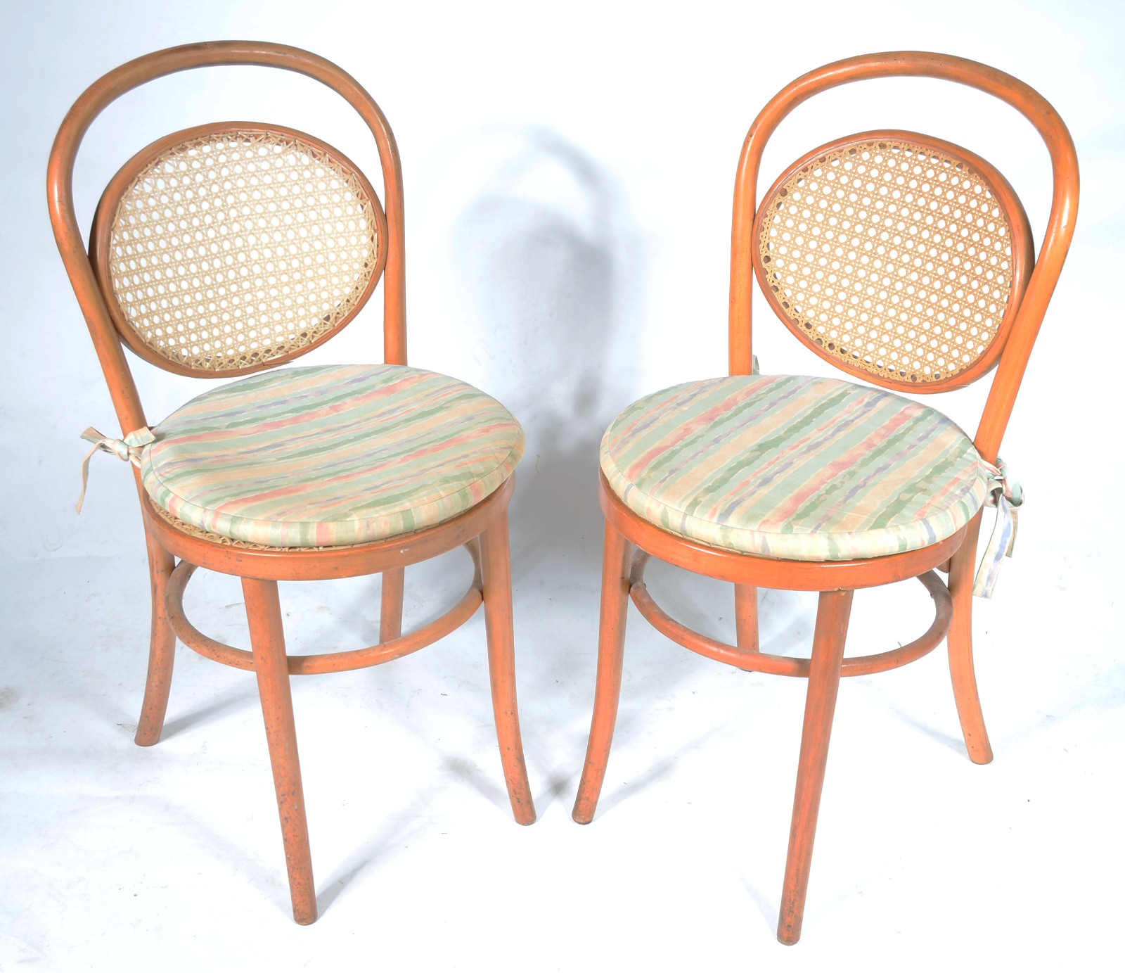 Par de cadeiras de madeira nobre, estilo austríaco Thonet, forração... - foto 2 de 8