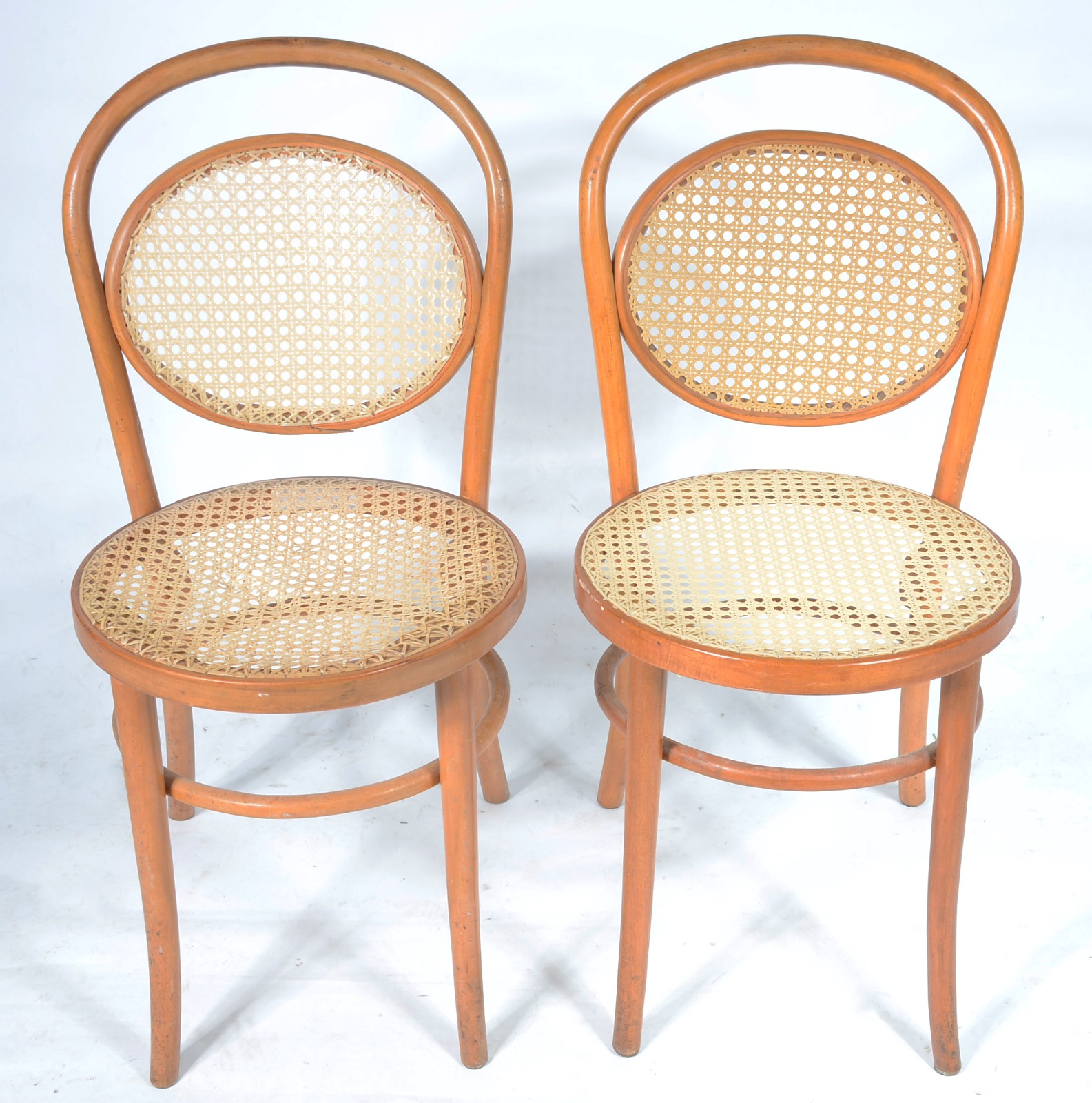 Par de cadeiras de madeira nobre, estilo austríaco Thonet, forração... - foto 1 de 8