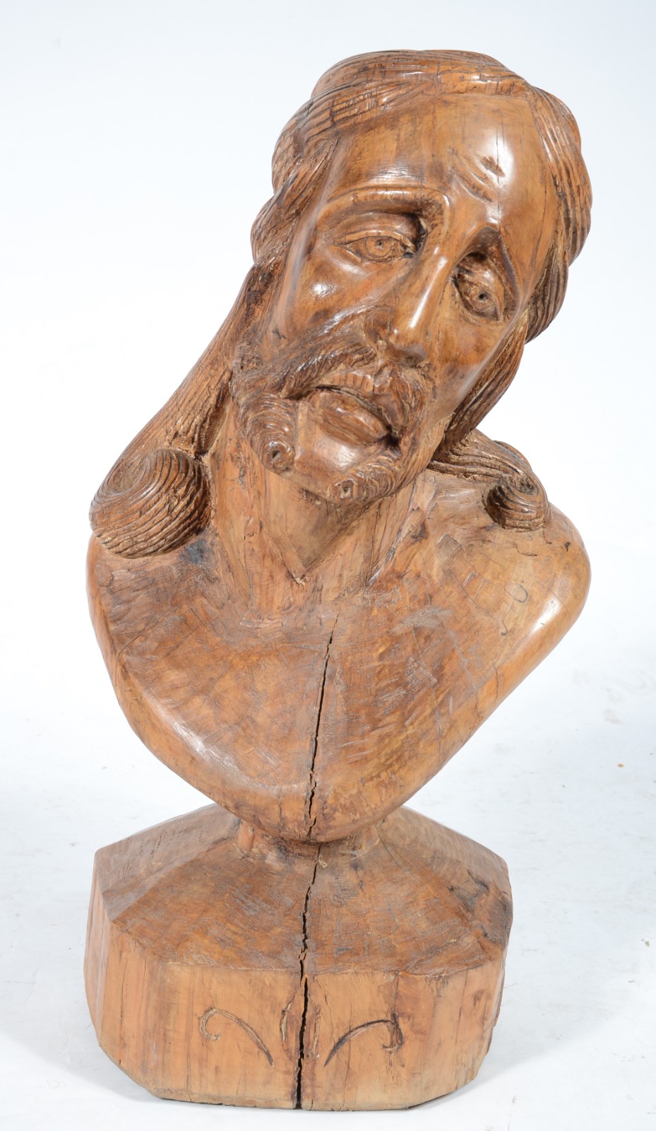 Figura de Cristo entalhada em madeira. Assinada Marcos E.B. - foto 1 de 4