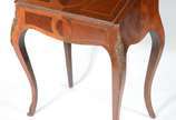 Bonheur du jour - Escrivaninha de madeira nobre... - Bonheur du jour - Escrivaninha de madeira nobre trabalhada em marqueterie, tampo articulado com escaninhos internos, pernas arqueadas com aplica...