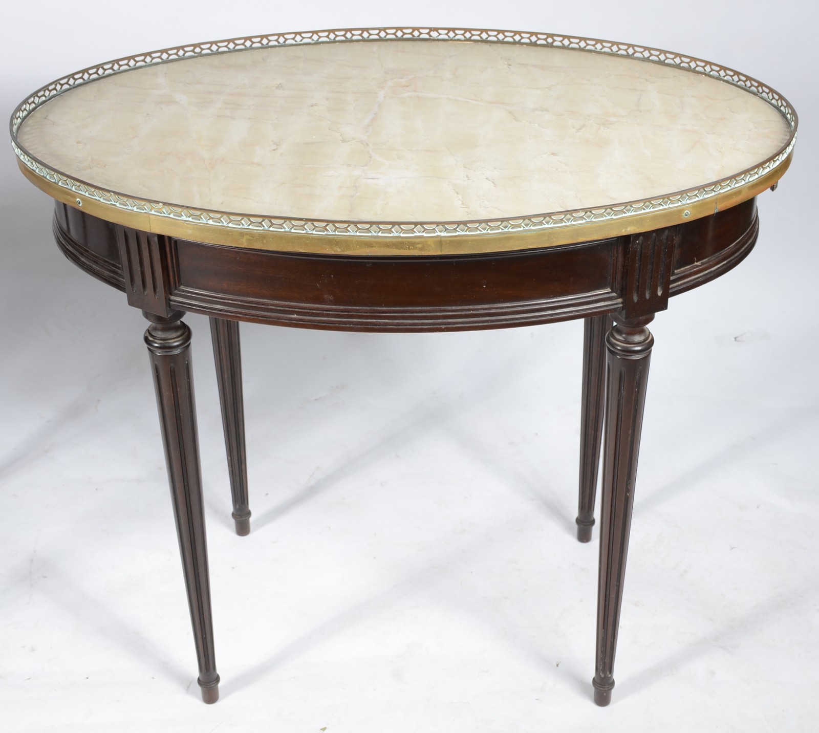 Mesa oval de madeira nobre, pernas cilíndricas frisadas, tampo de... - foto 1 de 5