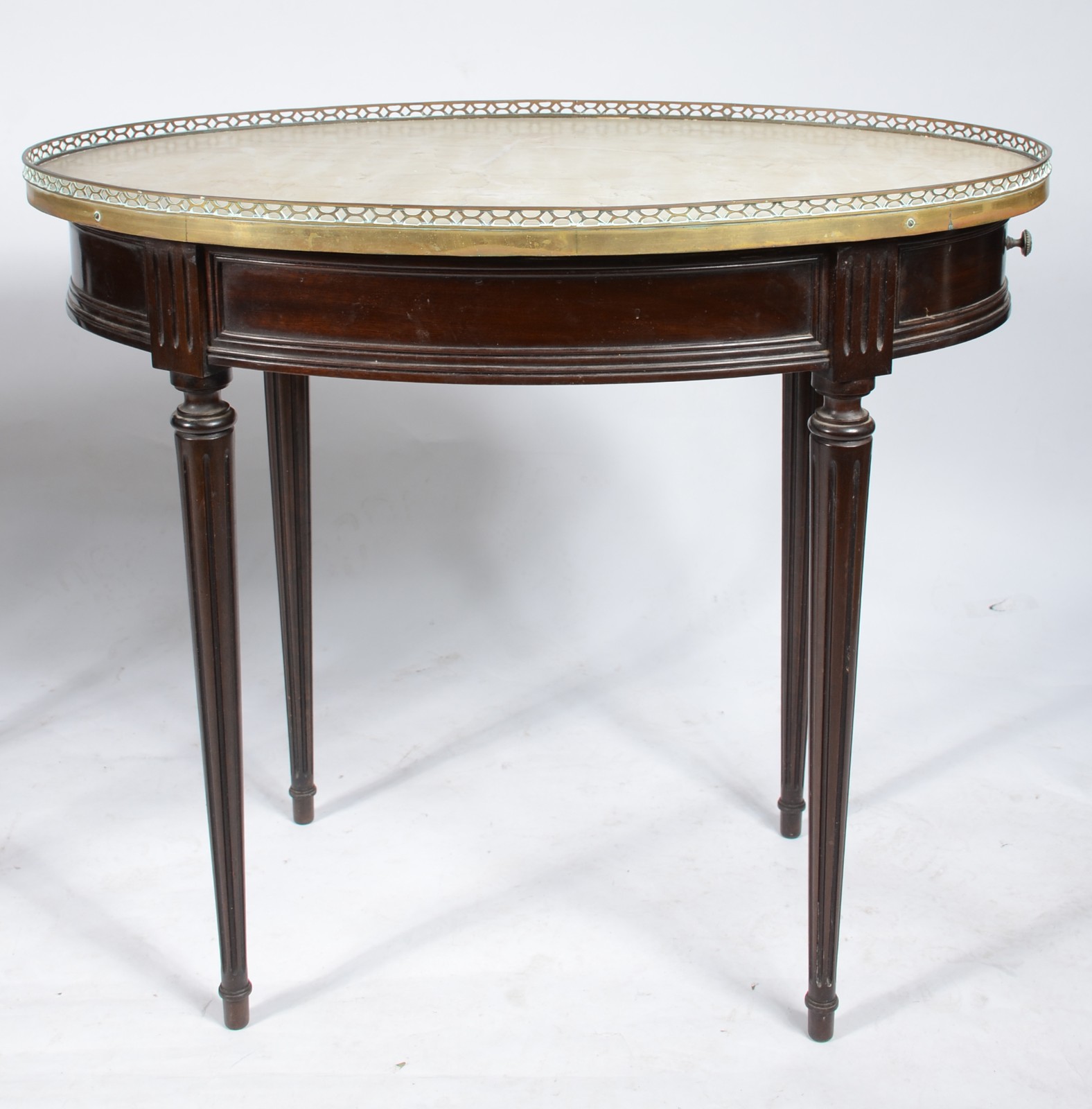 Mesa oval de madeira nobre, pernas cilíndricas frisadas, tampo de... - foto 2 de 5