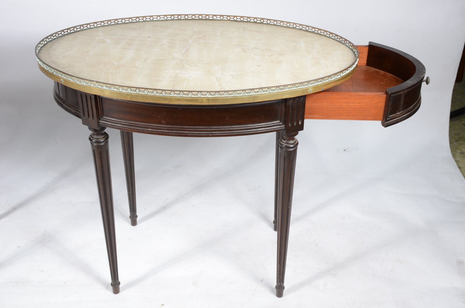 Mesa oval de madeira nobre, pernas cilíndricas frisadas, tampo de... - foto 4 de 5