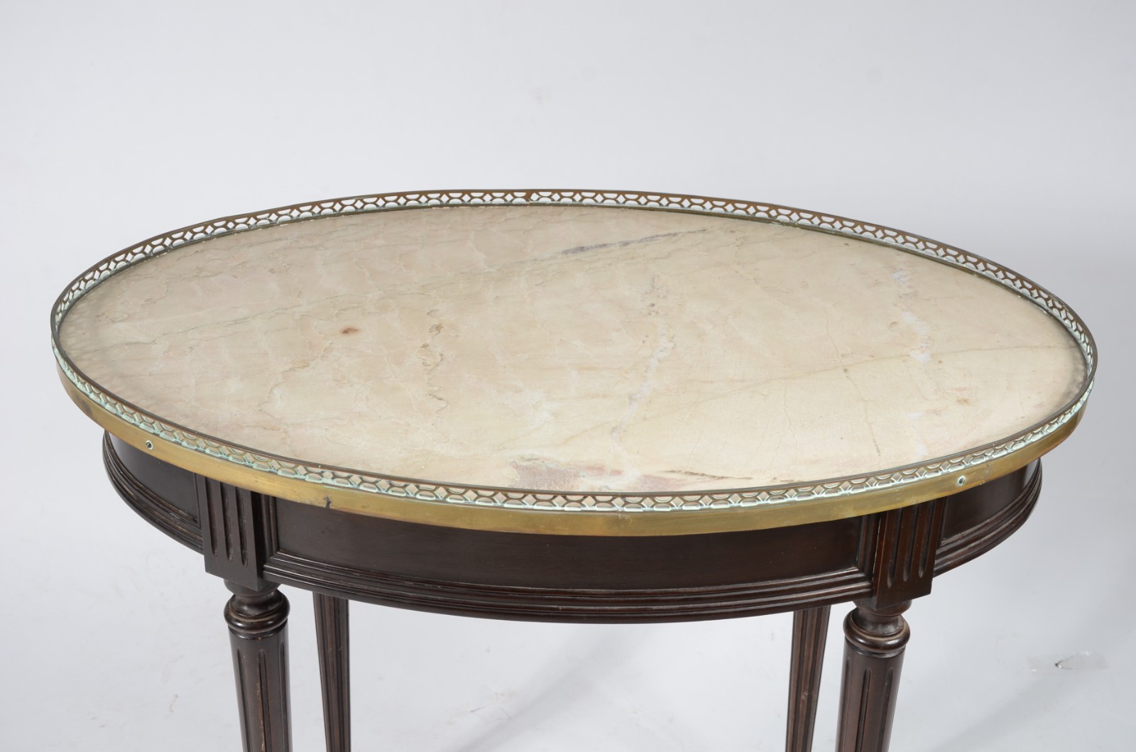 Mesa oval de madeira nobre, pernas cilíndricas frisadas, tampo de... - foto 3 de 5