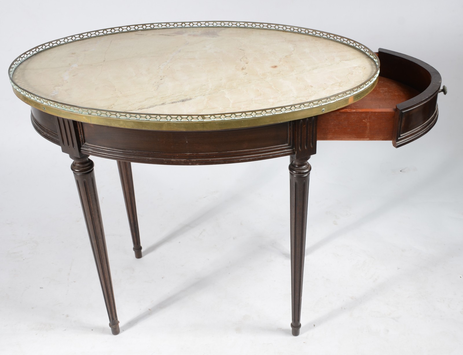 Mesa oval de madeira nobre, pernas cilíndricas frisadas, tampo de... - foto 4 de 5