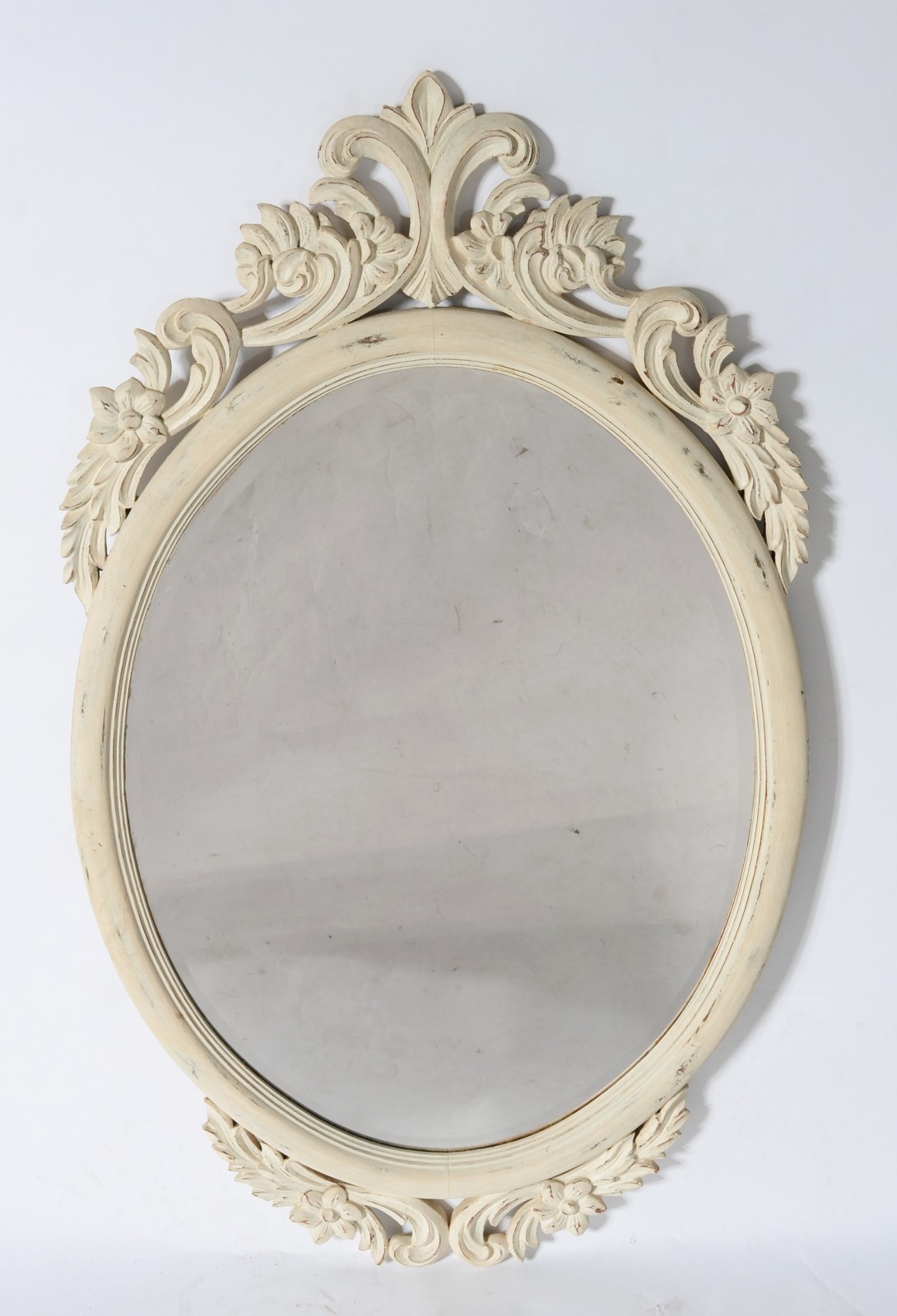 Espelho oval de cristal bisotado, moldura de madeira patinada branca... - foto 1 de 4