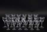 Serviço de cristal facetado, composto de: 6 taç... - Serviço de cristal facetado, composto de: 6 taças para vinho tinto, 7 para vinho branco e 6 para licor. Total:19 peças.
