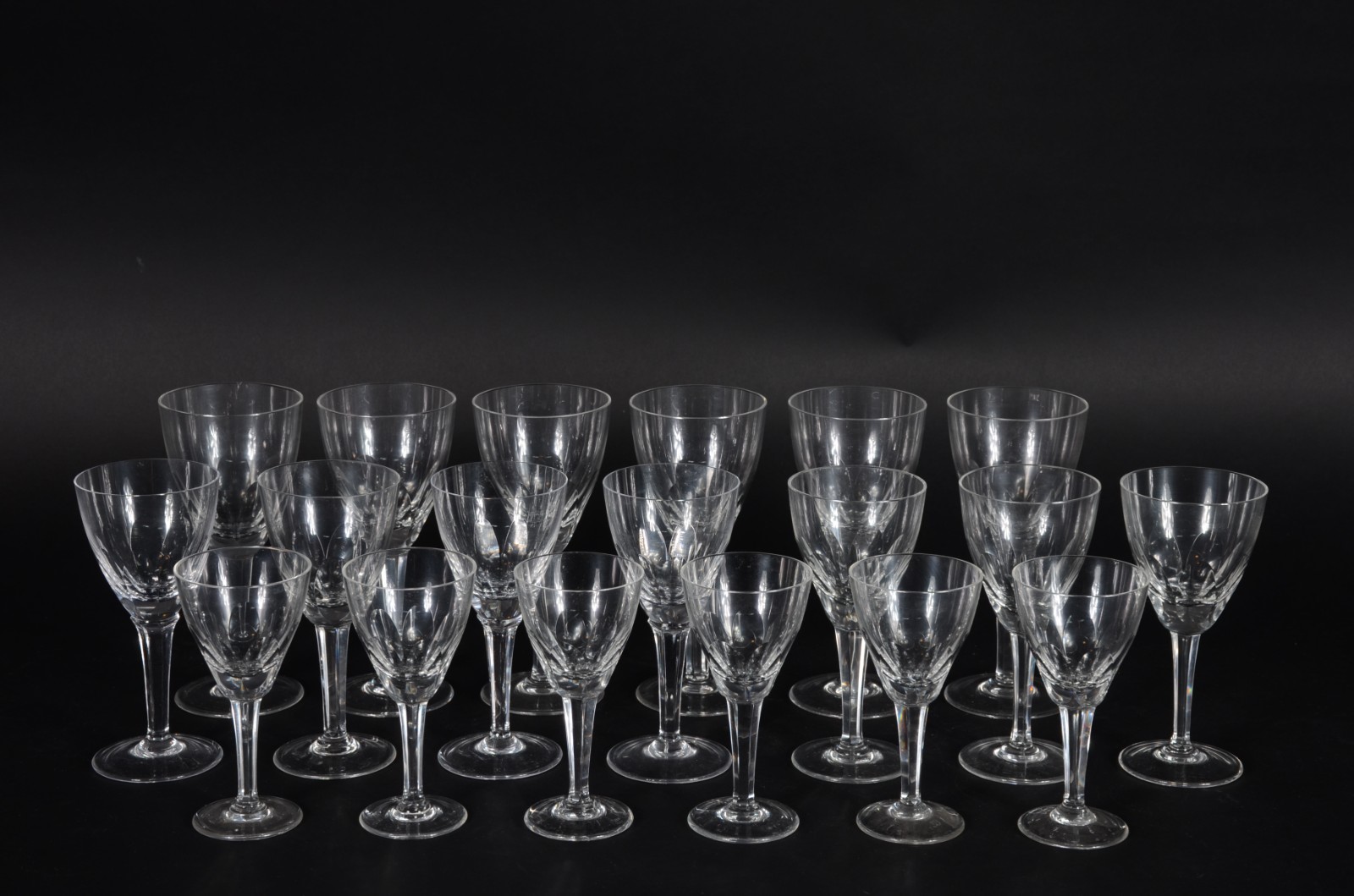 Serviço de cristal facetado, composto de: 6 taças para vinho tinto, 7... - foto 1 de 2