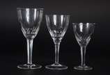 Serviço de cristal facetado, composto de: 6 taç... - Serviço de cristal facetado, composto de: 6 taças para vinho tinto, 7 para vinho branco e 6 para licor. Total:19 peças.