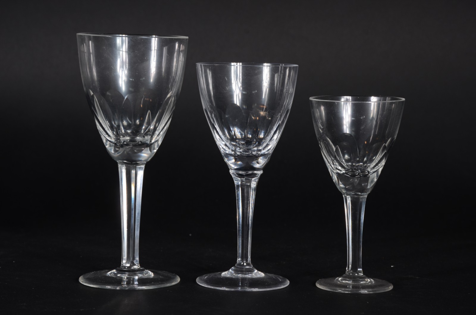 Serviço de cristal facetado, composto de: 6 taças para vinho tinto, 7... - foto 2 de 2