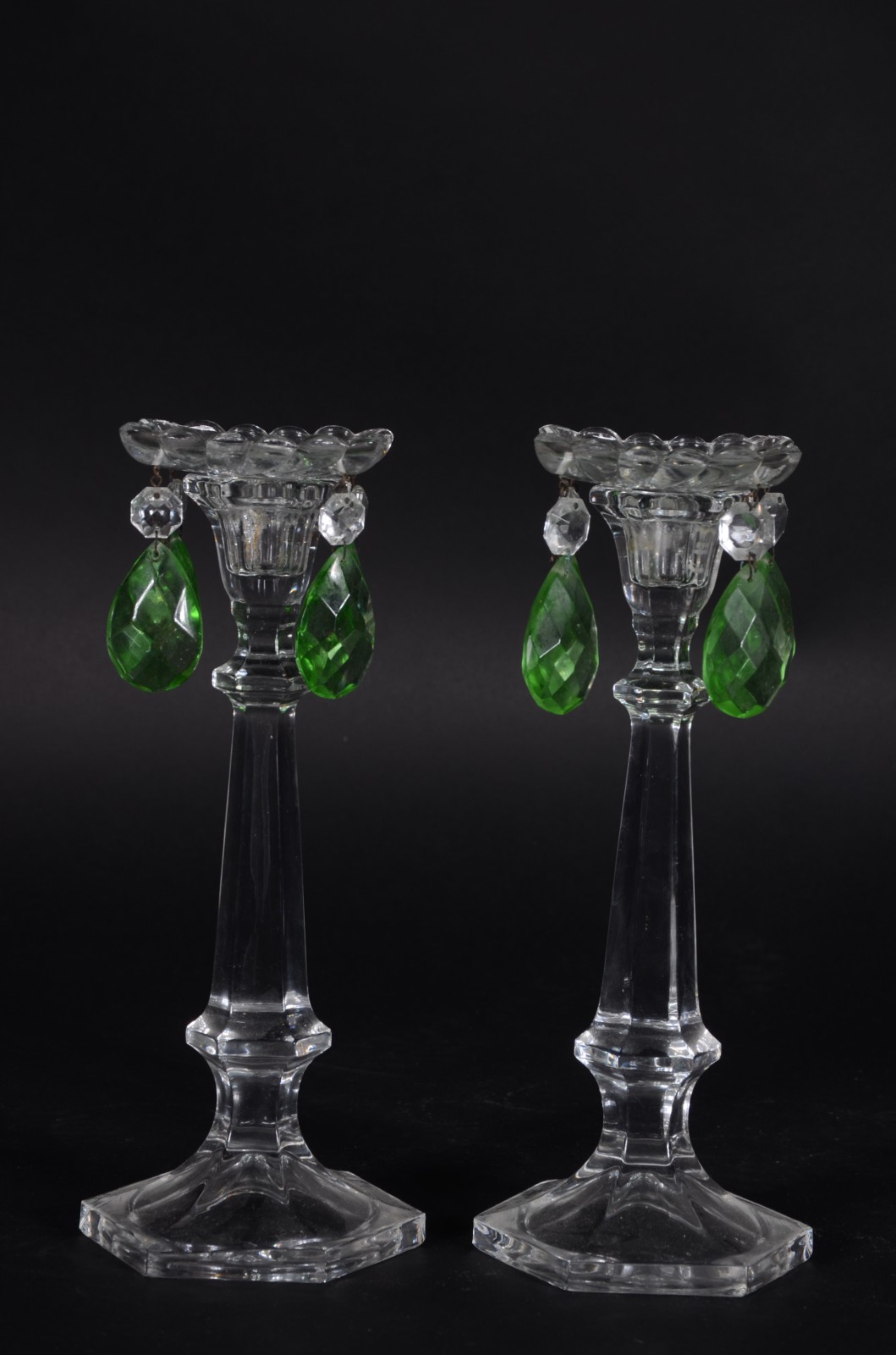 Par de castiçais de cristal com bobeches gomadas e pingentes verdes. - foto 1 de 4