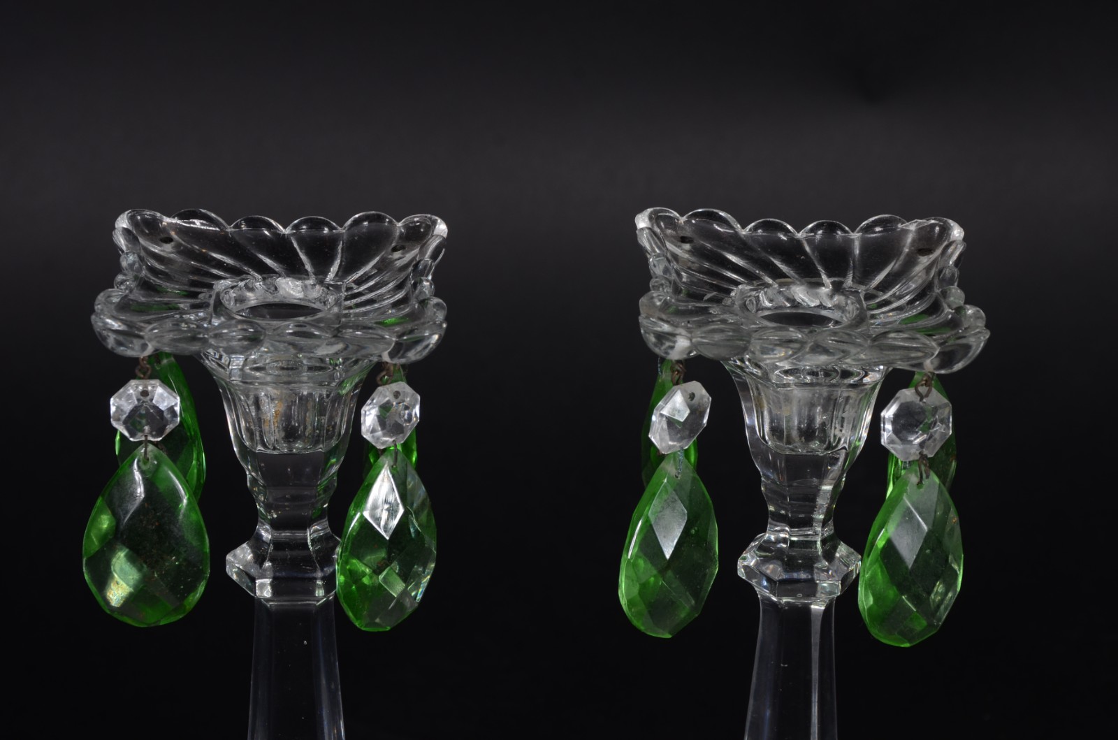 Par de castiçais de cristal com bobeches gomadas e pingentes verdes. - foto 2 de 4