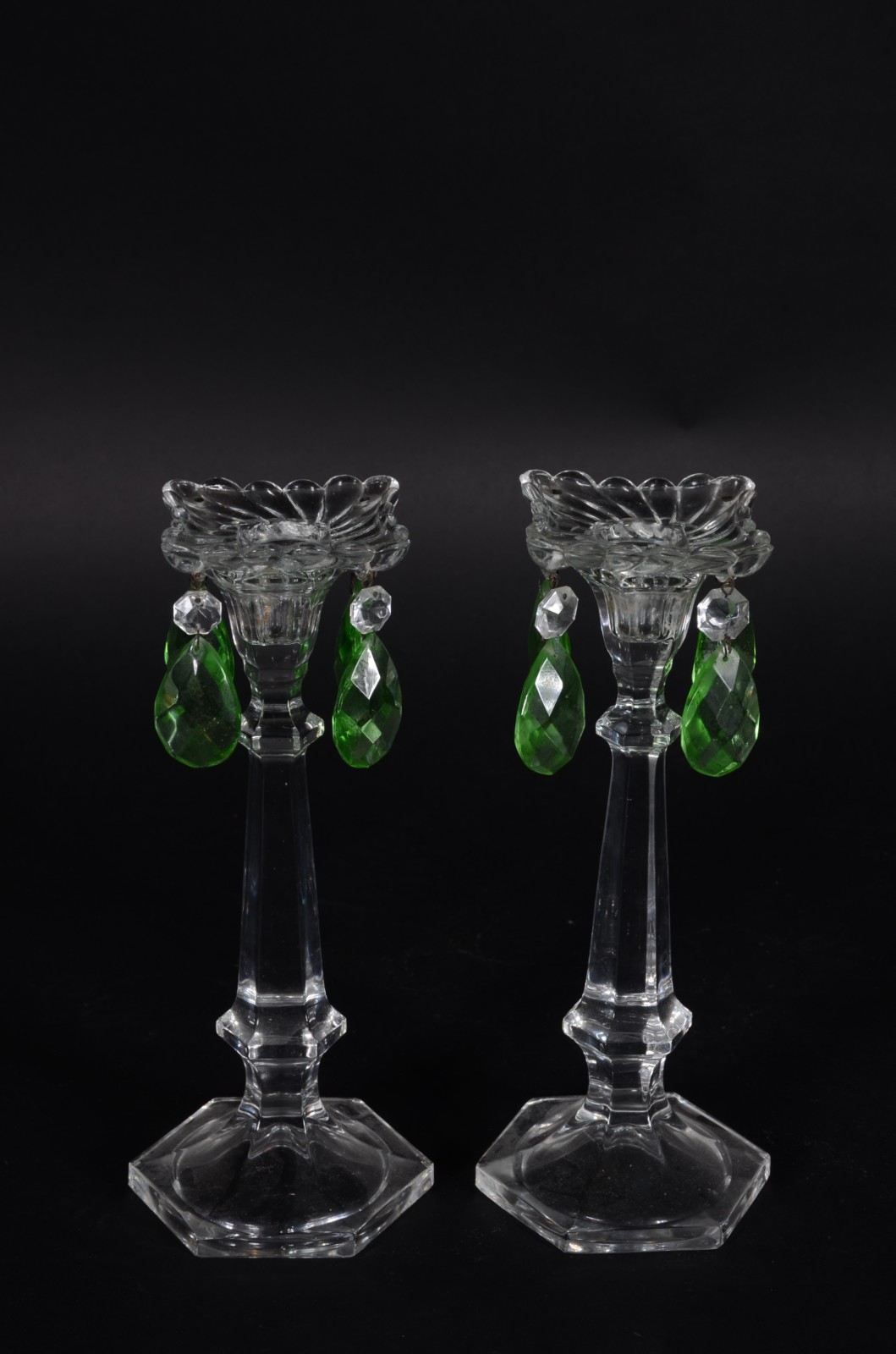 Par de castiçais de cristal com bobeches gomadas e pingentes verdes. - foto 4 de 4