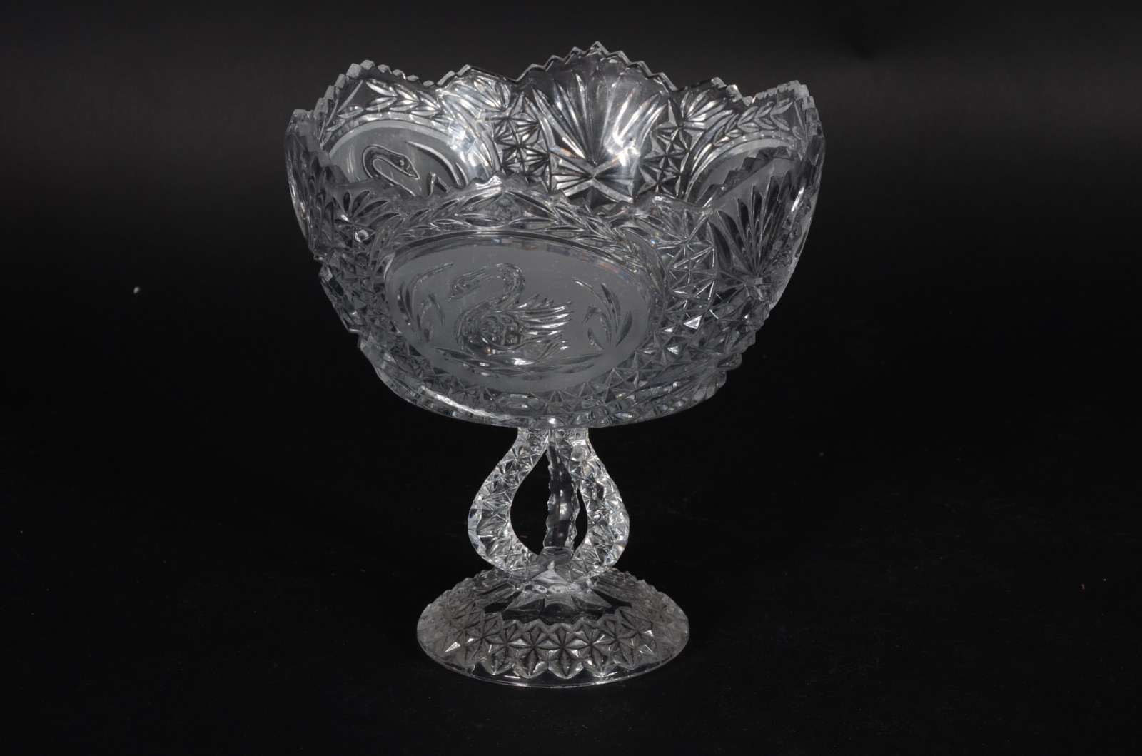Fruteira de cristal tcheco lapidado, borda recortada. - foto 1 de 5
