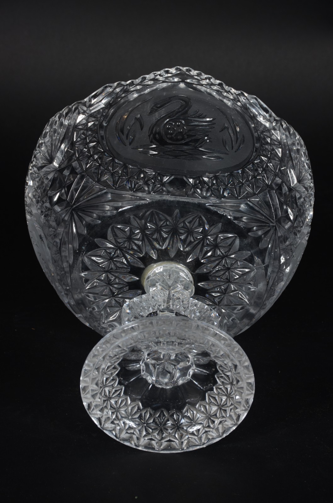 Fruteira de cristal tcheco lapidado, borda recortada. - foto 4 de 5