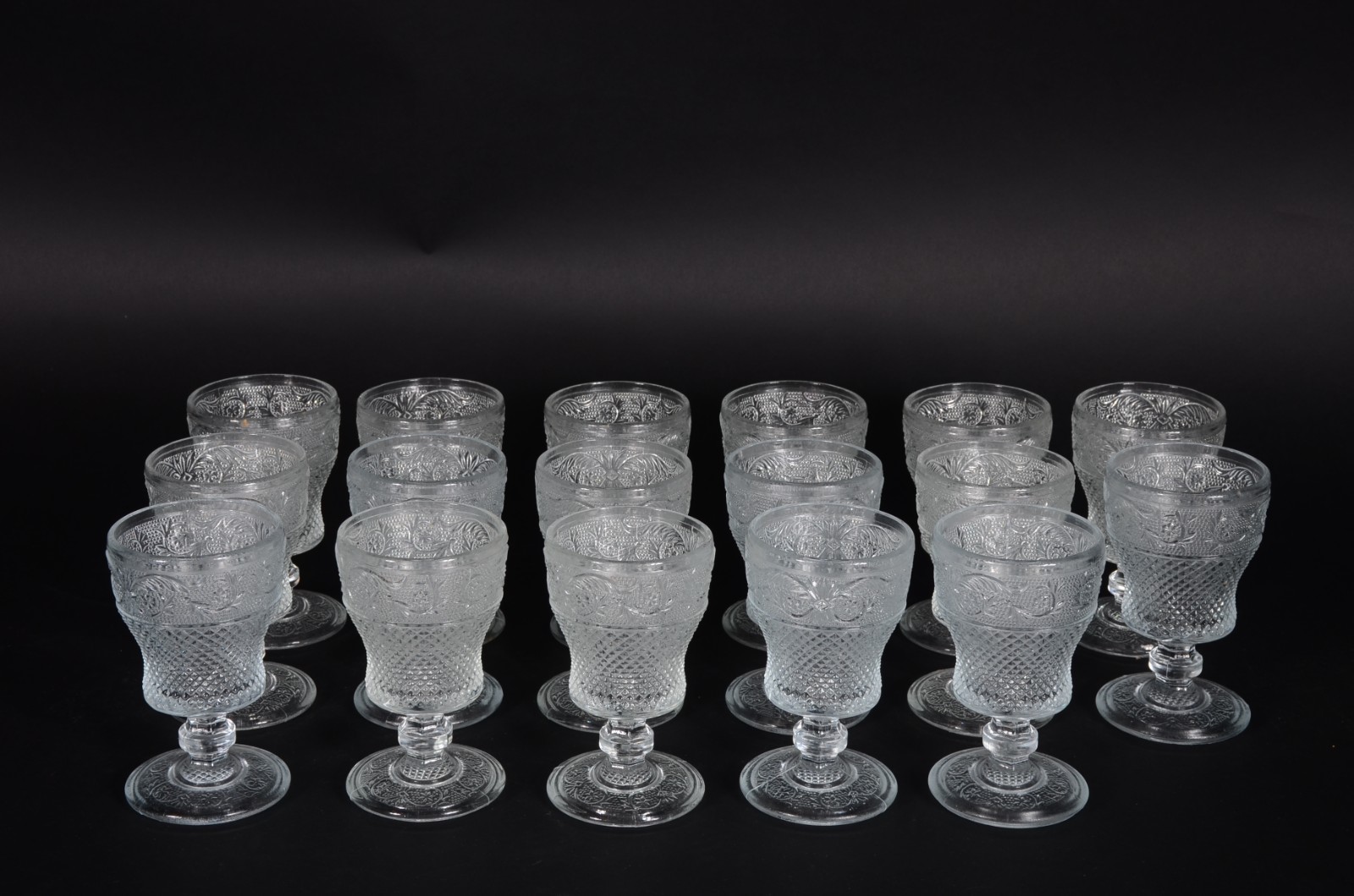 Conjunto com 17 taças para vinho de vidro lapidação "bico de jaca". - foto 1 de 2