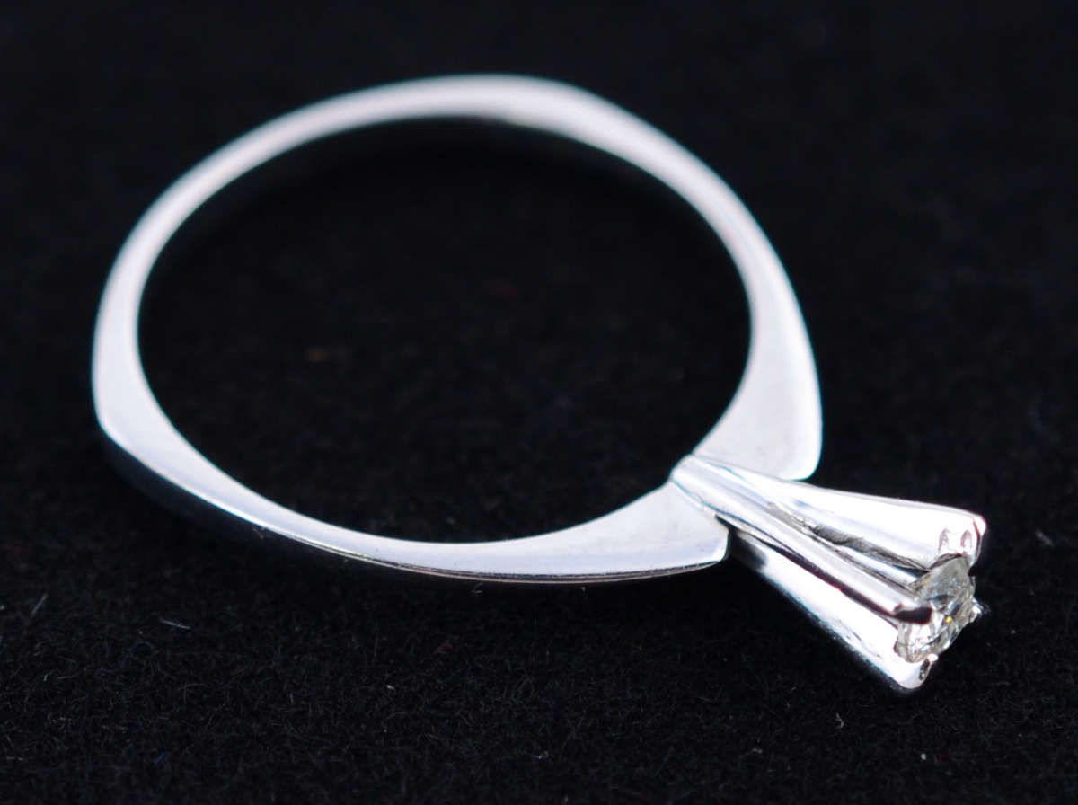 Anel solitário de ouro branco com aproximadamente 0,15 ct de...
