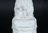 Kuan Yin - Escultura de porcelana blanc de Chin... - Kuan Yin - Escultura de porcelana blanc de Chine, base de madeira.
