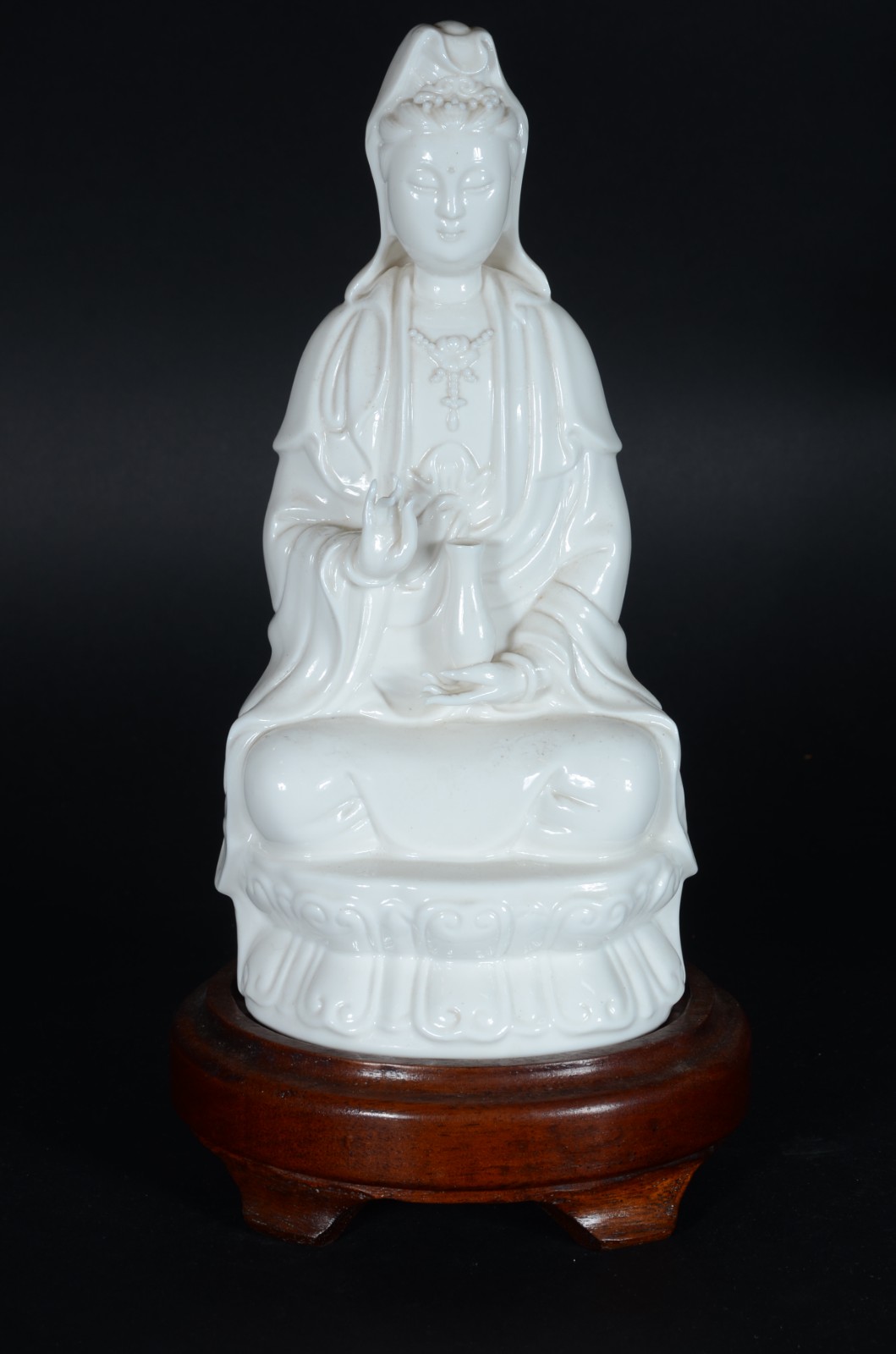 Kuan Yin - Escultura de porcelana blanc de Chine, base de madeira. - foto 1 de 8