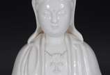Kuan Yin - Escultura de porcelana blanc de Chin... - Kuan Yin - Escultura de porcelana blanc de Chine, base de madeira.