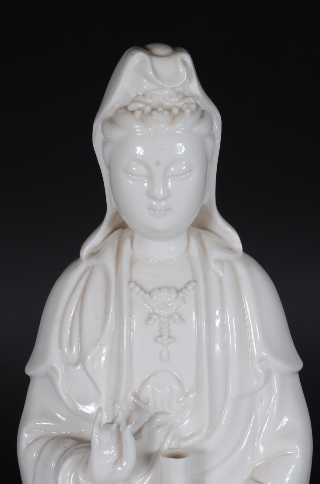 Kuan Yin - Escultura de porcelana blanc de Chine, base de madeira. - foto 2 de 8