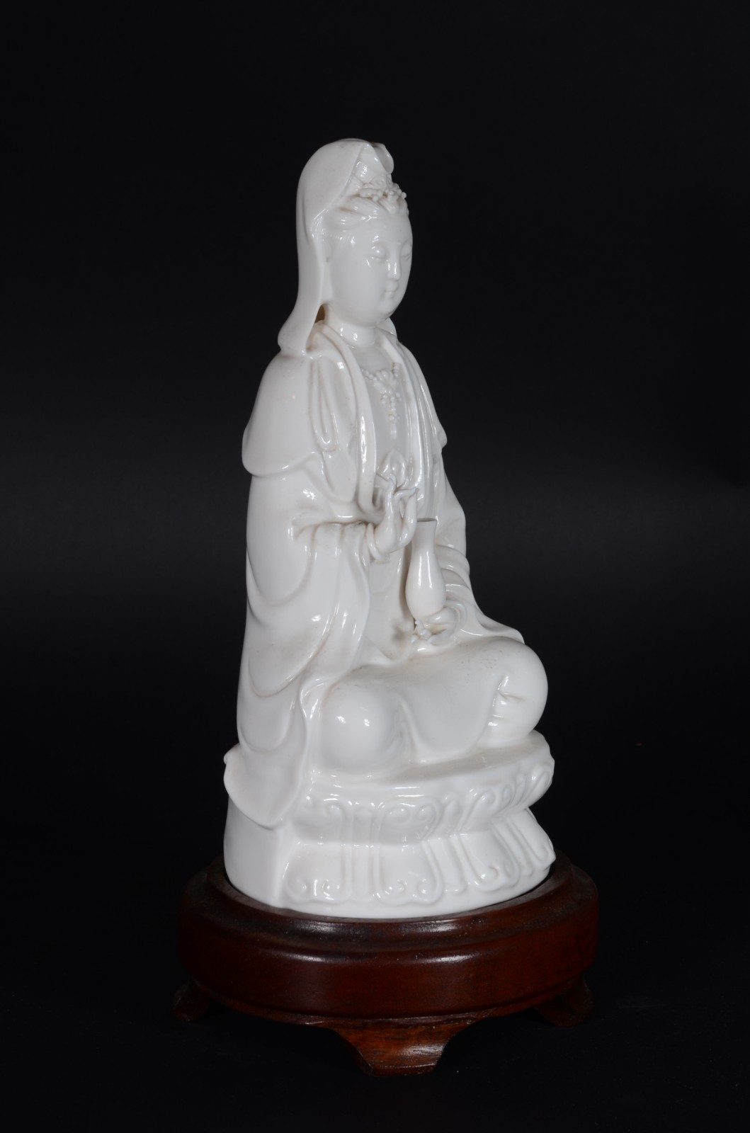 Kuan Yin - Escultura de porcelana blanc de Chine, base de madeira. - foto 3 de 8