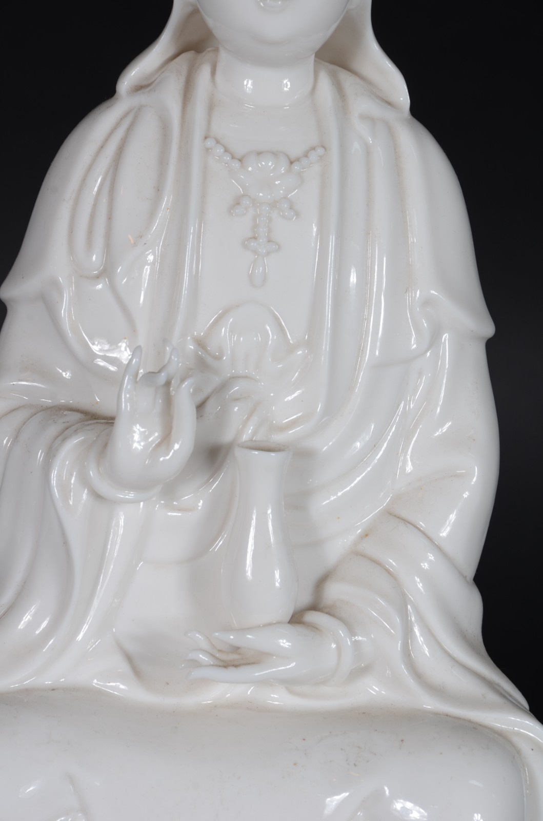Kuan Yin - Escultura de porcelana blanc de Chine, base de madeira. - foto 4 de 8